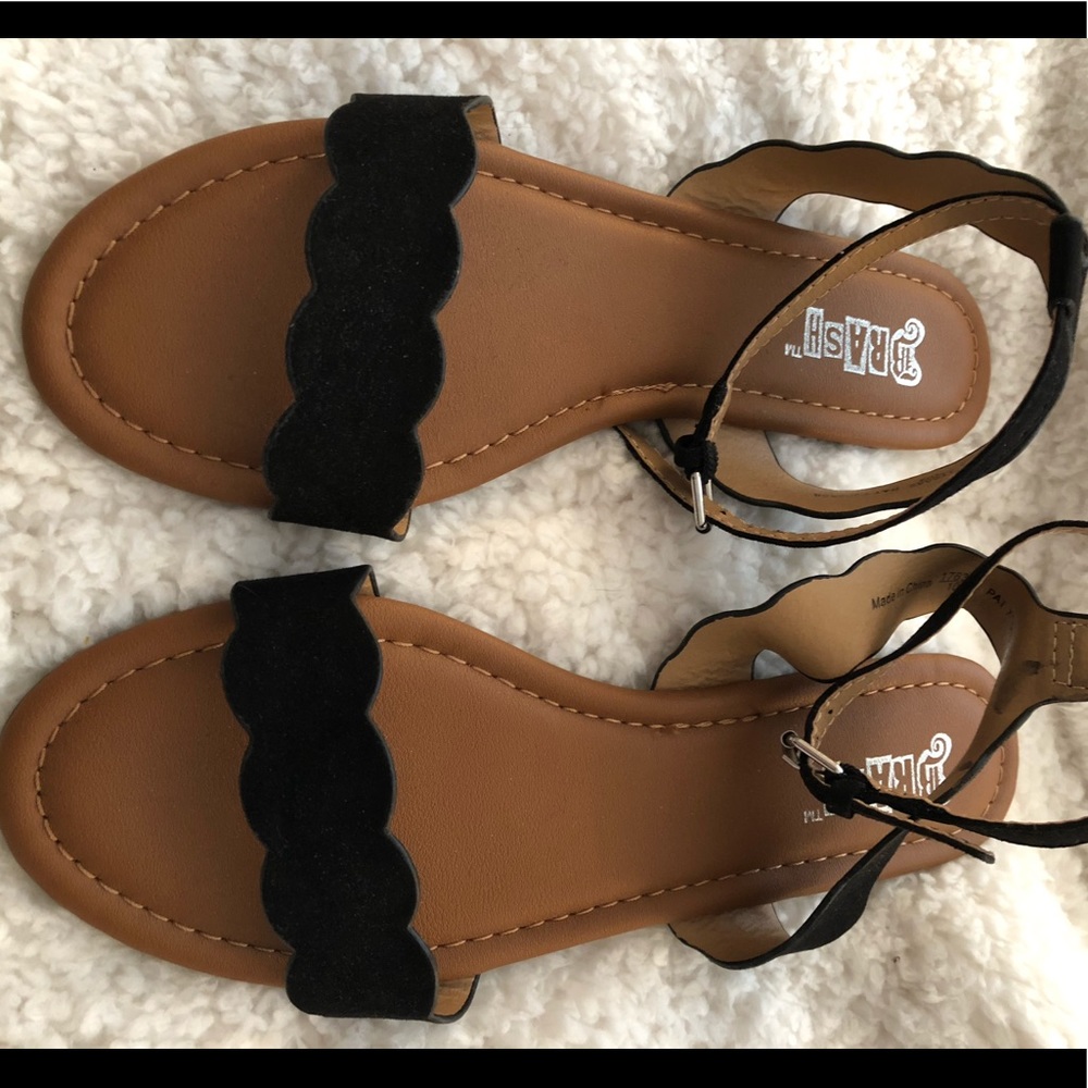 🌺 Black sandal with scallop detail